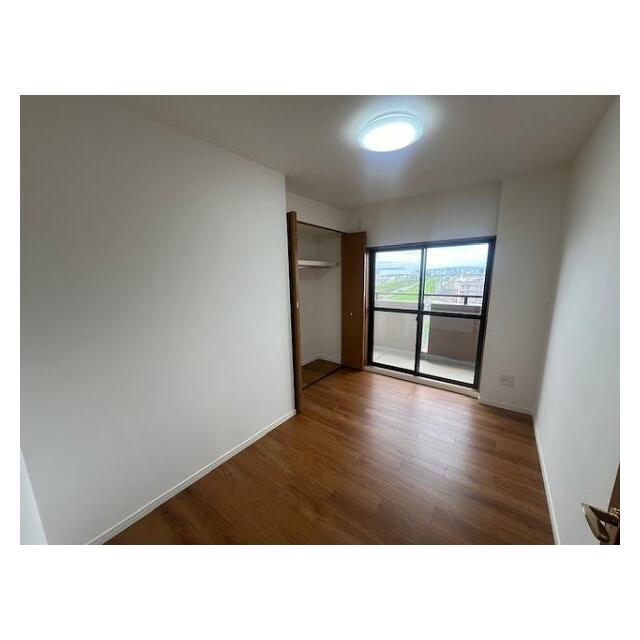 南側洋室はカーペット張りから新品フローリングに交換しました