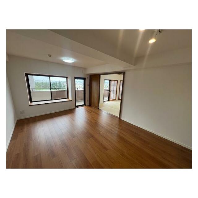 リビングは新品のフローリング張りやクロスの交換をおこないました。