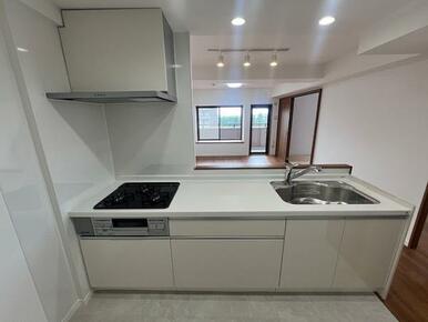 新品のシステムキッチン　照明も追加し明るく広々とした空間となっております