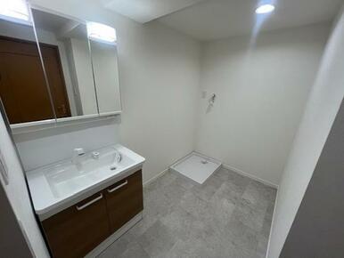 洗面所は新品洗面台への交換とクッションフロア交換をおこないました