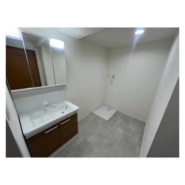 洗面所は新品洗面台への交換とクッションフロア交換をおこないました