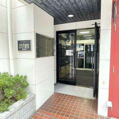 マンション入り口です。同じマンション内の1階にはパン屋さんが営業しています