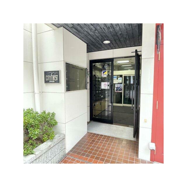 マンション入り口です。同じマンション内の1階にはパン屋さんが営業しています