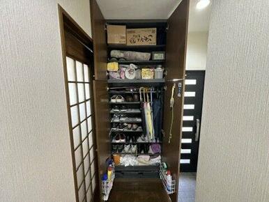 玄関横の下駄箱は大きく、たくさん収納できます