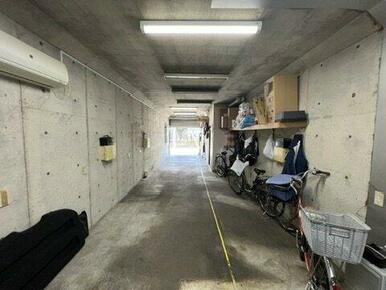 1階はガレージになっています