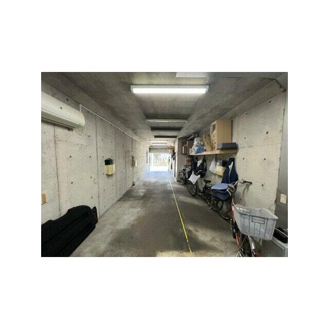 1階はガレージになっています