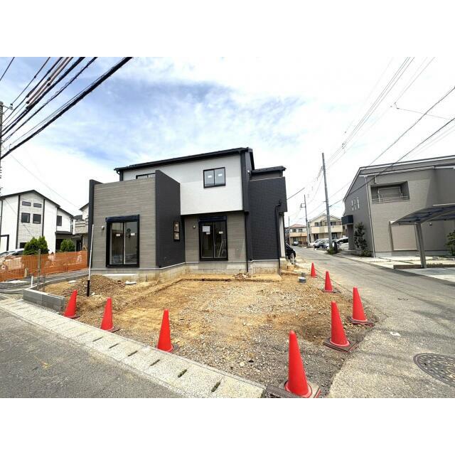 【外観写真】制震ダンパーを搭載した、地震に強い住まいです。地震の揺れを吸収し、建物へのダメージを軽減