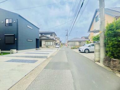 閑静な住宅街で、駐車も楽々♪