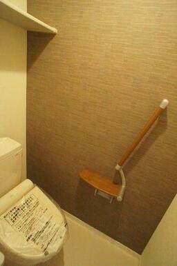■トイレ■　温水洗浄暖房便座。冬場もポカポカで快適にご使用いただけます。上段にはトイレットペーパ等…