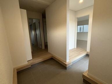 玄関脇に広いスペース♪★ベビーカー等余裕に収納♪★