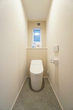1階トイレにはタンクレストイレを採用。スタイリッシュなデザインでお掃除も楽に♪