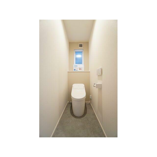 1階トイレにはタンクレストイレを採用。スタイリッシュなデザインでお掃除も楽に♪