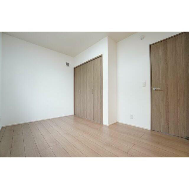 1階5.5帖洋室。小さなお子様を遊ばせる部屋や1階の寝室としても利用できます。