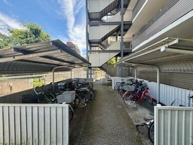 屋根付きの自転車置場です。2025年6月撮影