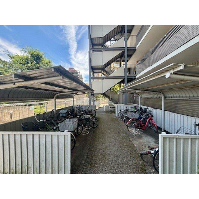 屋根付きの自転車置場です。2025年6月撮影