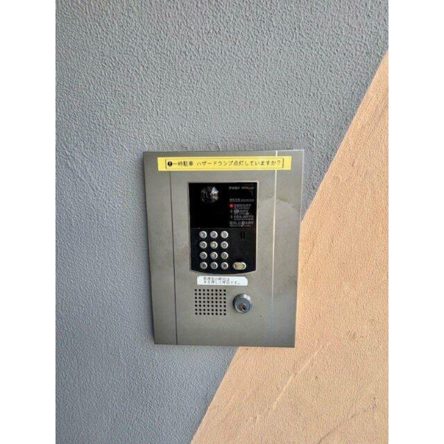 来訪者の姿を確認できる安心のTVモニター付オートロックシステムを採用。2025年6月撮影