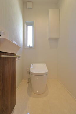 白でシンプルにまとめたトイレです。掃除もしやすいデザインと快適な機能性が両立しています。