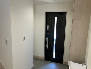 開ければ広がる、閉じれば落ち着く玄関（1号棟）