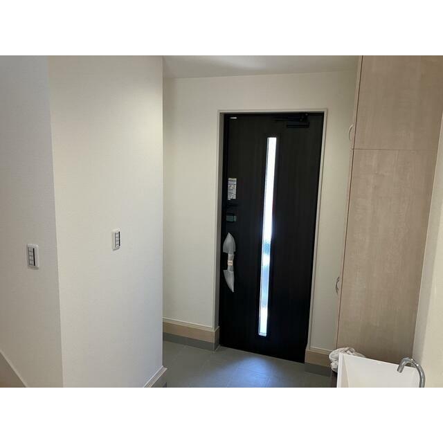 開ければ広がる、閉じれば落ち着く玄関（1号棟）