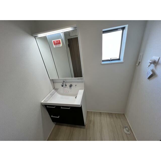 三面鏡裏に便利な収納があります（1号棟）