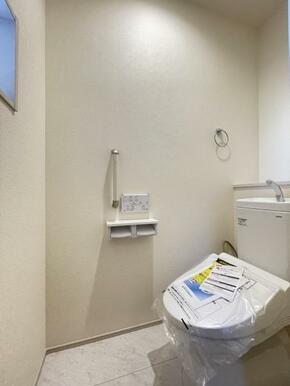 採光窓は臭い対策にもなって清潔な空間を保てます♪立ち上がりをサポートしてくれる手すりも完備！