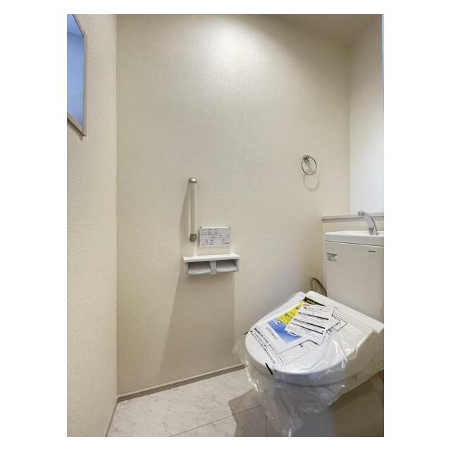 採光窓は臭い対策にもなって清潔な空間を保てます♪立ち上がりをサポートしてくれる手すりも完備！