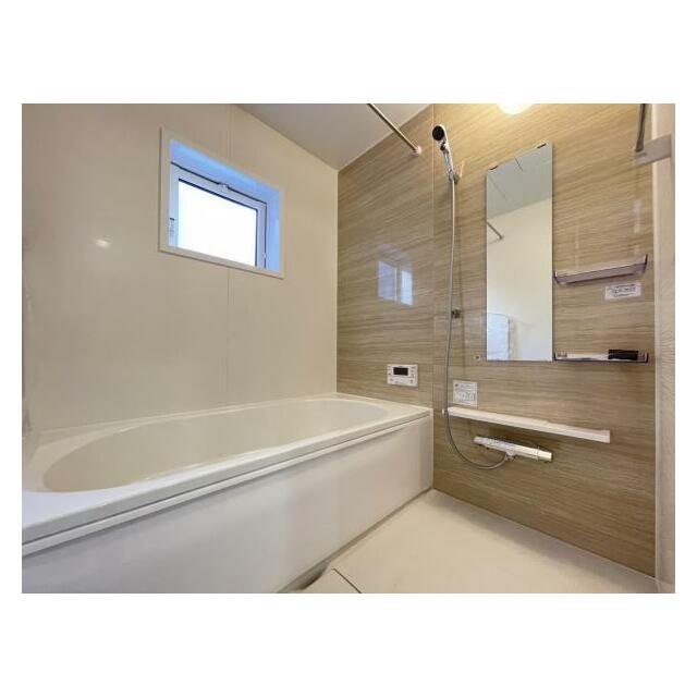 ゆったりと浸かれる1坪風呂を採用！1日の疲れを癒してくれる浴室は窓のある開放的な空間＾＾