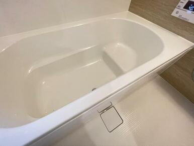 浴槽内はベンチ付きなので半身浴や親子一緒に入浴が楽しめます♪