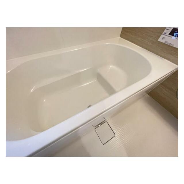 浴槽内はベンチ付きなので半身浴や親子一緒に入浴が楽しめます♪