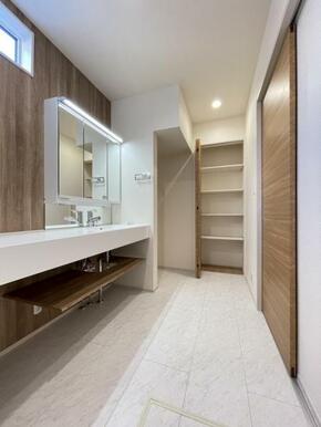 ゆとりあるカウンターはフラットで掃除も楽々！おしゃれな造作洗面です＾＾