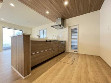 リビングの様子を見ながら家事ができるので小さなお子さまがいるご家庭も安心です＾＾