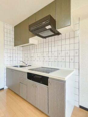 グリル付IH３口システムキッチンです♪