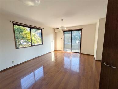 1Fリビングです。大きな窓から日が差し込みます。