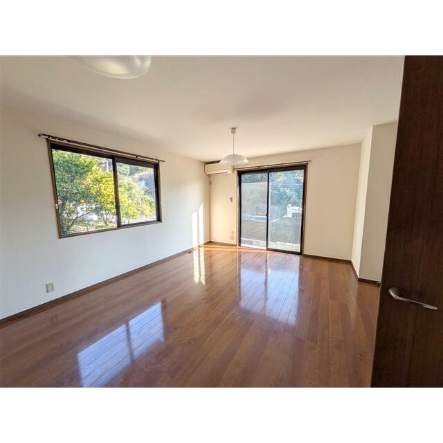 1Fリビングです。大きな窓から日が差し込みます。