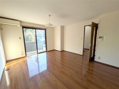 1Fリビングです。大きな窓から日が差し込みます。