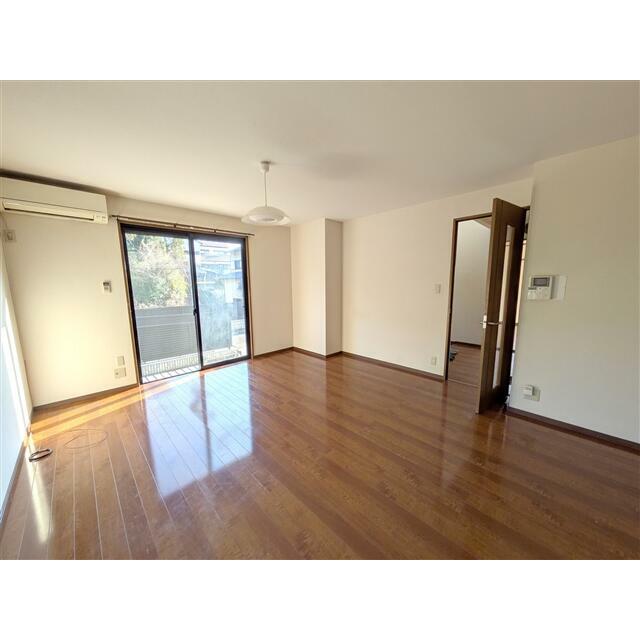 1Fリビングです。大きな窓から日が差し込みます。