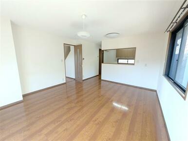 1Fリビングです。大きな窓から日が差し込みます。