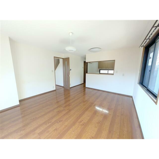 1Fリビングです。大きな窓から日が差し込みます。