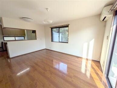 1Fリビングです。大きな窓から日が差し込みます。