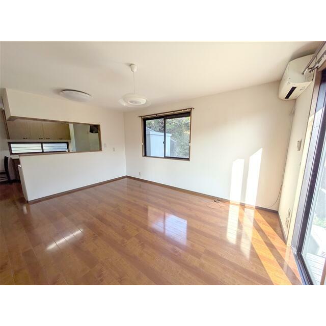 1Fリビングです。大きな窓から日が差し込みます。