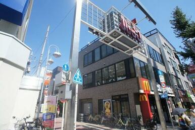 「新高円寺」駅周辺には商店街をはじめ、多くの店舗がございます♪
