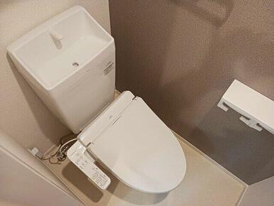 落ち着いた色調のトイレです