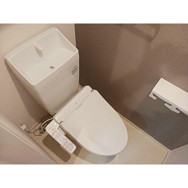 落ち着いた色調のトイレです