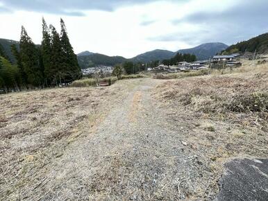 隣地（路地部分）より本物件を見て