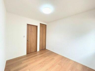 「２階東側洋室」約５．２帖のお部屋です。