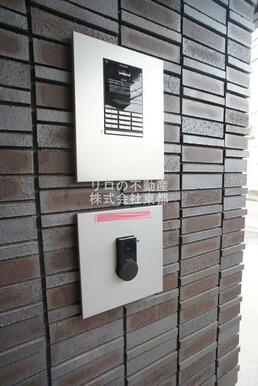 不審者やセールスなどの侵入を防げるオートロック付！