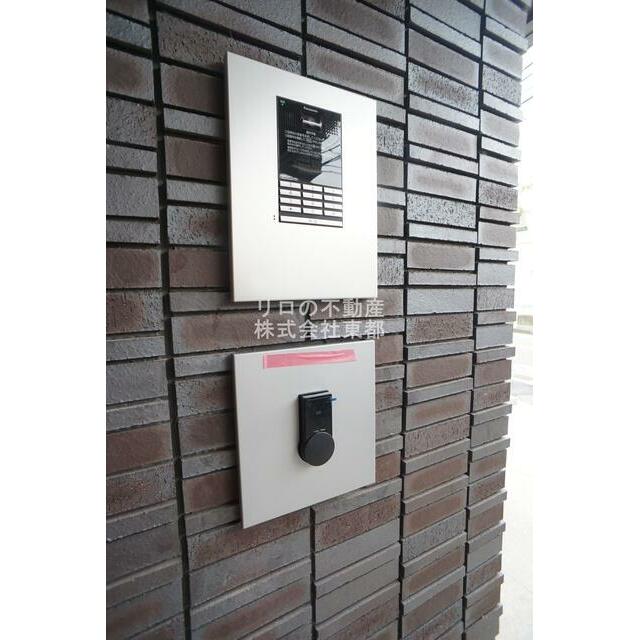 不審者やセールスなどの侵入を防げるオートロック付！