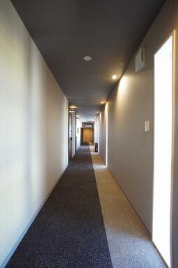 床はカーペット仕様のホテルの様な高級感のある共用廊下です。