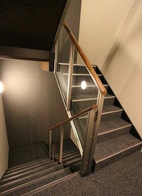 床はカーペット仕様のホテルの様な高級感のある共用階段です。