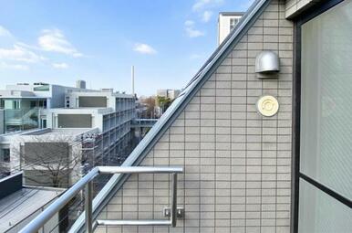 LDKに面した東南向きの明るいバルコニー。洗濯物もよく乾きそうです。